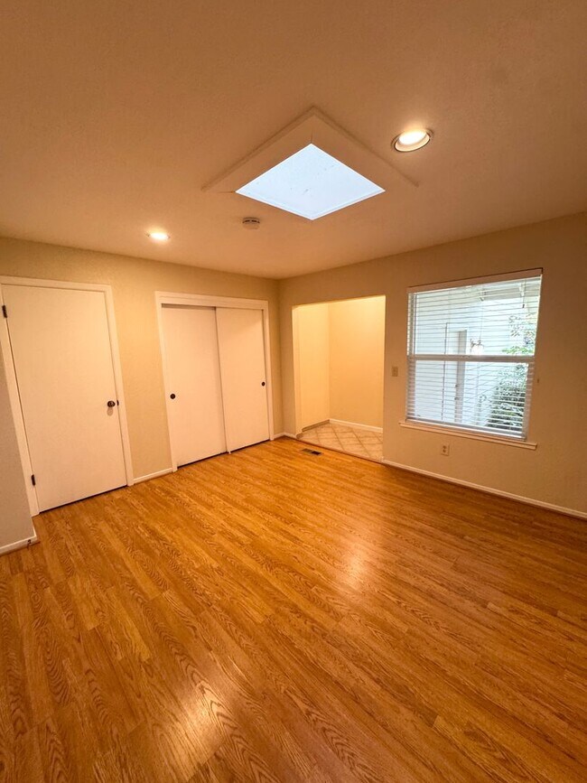 Building Photo - THREE BEDROOM TWO BATH  HOME in the Pocket...