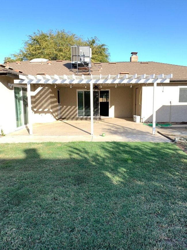 Building Photo - 3 Bedroom 2 Bath Home