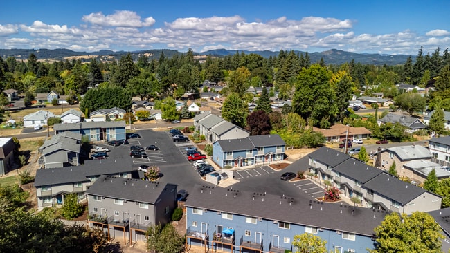 Building Photo - Drumwood McMinnville Townhomes