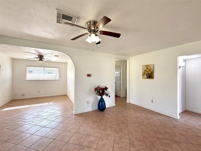 Building Photo - 9350 Guywood St