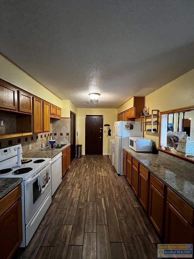 Building Photo - 603 Continental Dr