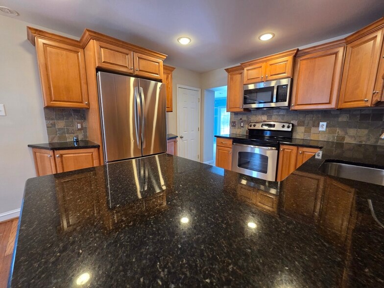 Building Photo - 204 Greenbriar Ln