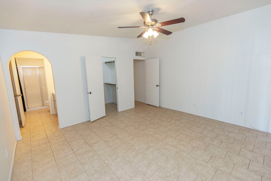 Building Photo - 3030 Hillrise Dr