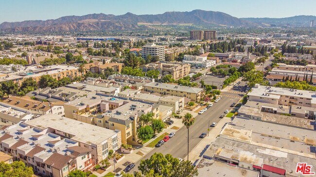 Building Photo - 626 E Orange Grove Ave