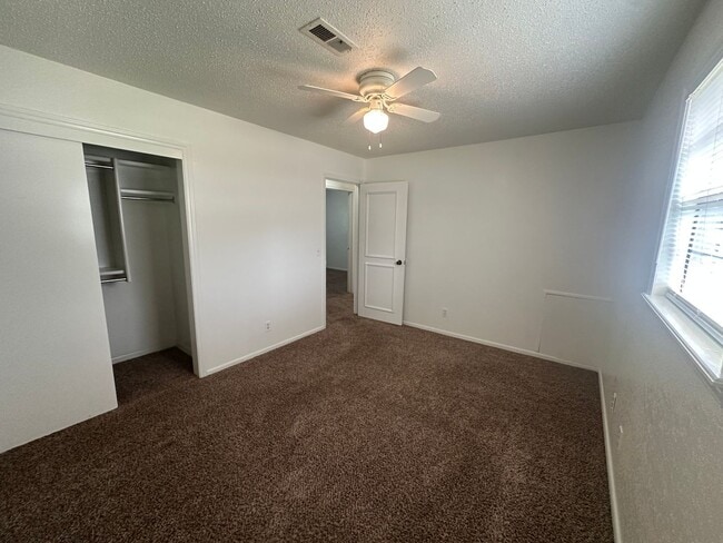 Building Photo - 3 bed, 1 bath, 1 car garage