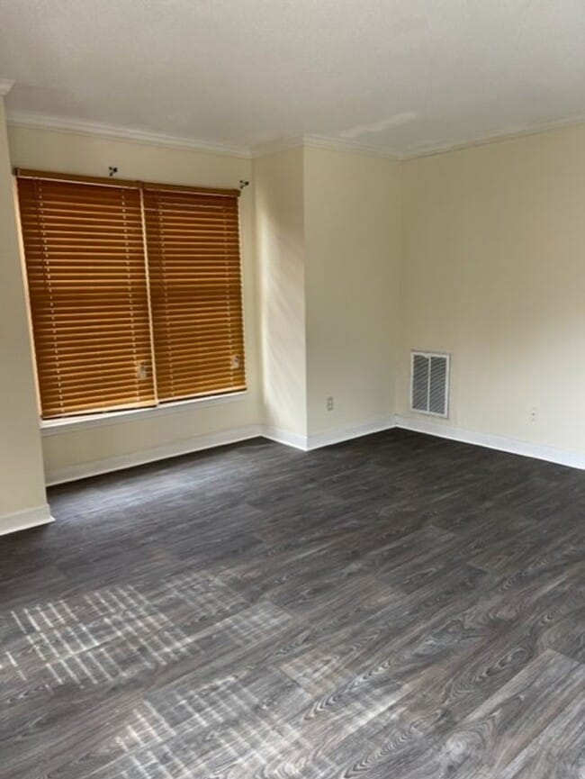 Building Photo - Duplex Spartanburg