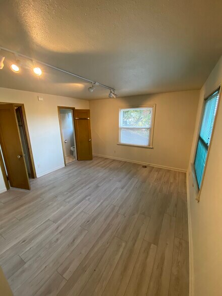 Building Photo - 3301 SW Barbur Blvd