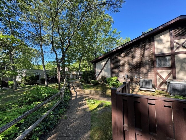 Building Photo - 233 Sagamore Hills Dr