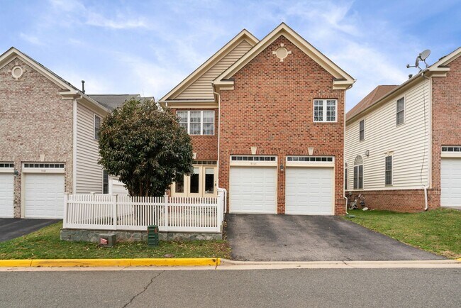 Building Photo - Stunning 4 level detached home close to the Mosaic District in Fairfax!
