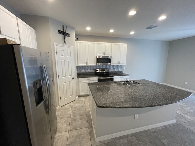Building Photo - Coming Soon! Spacious 3/2.5 Townhome with ...