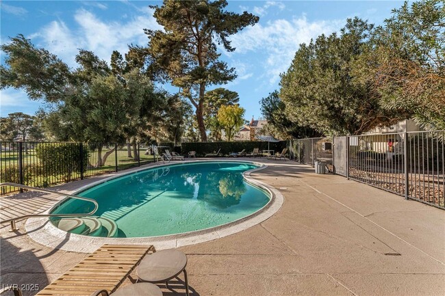 Building Photo - 1038 Tam O Shanter