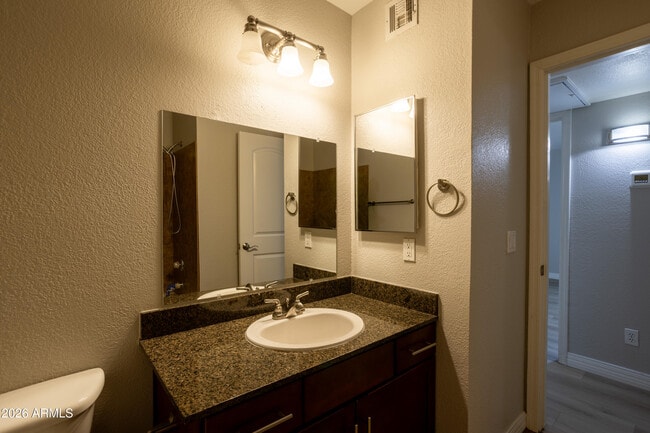 Building Photo - 2025 E Campbell Ave