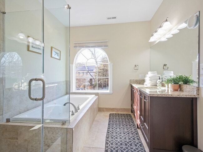 Building Photo - 800 S Washington St