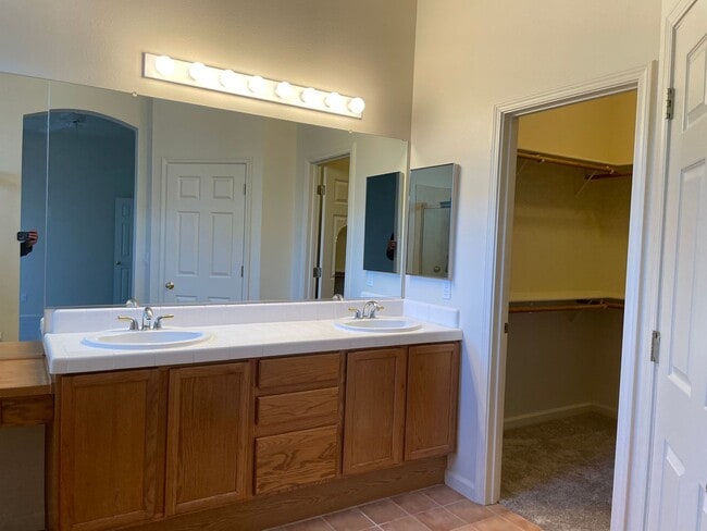 Building Photo - 3 bedroom 2 bath located in Double Diamond