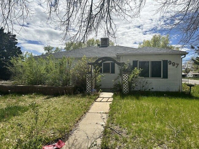 Building Photo - Ranch Style 3 bed, 2 bath Aurora Home For ...