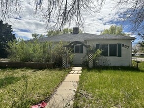 Building Photo - Ranch Style 3 bed, 2 bath Aurora Home For ...
