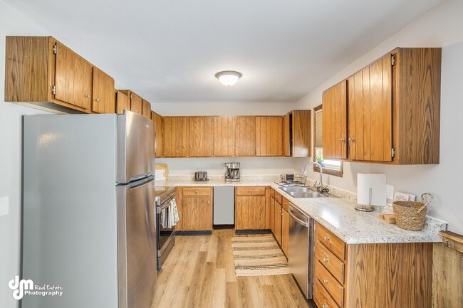 Fully stocked kitchen area - 1431 E Holland Ave