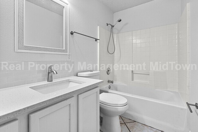 Building Photo - Beautiful 3 - Bedroom Home with pool in Ar...