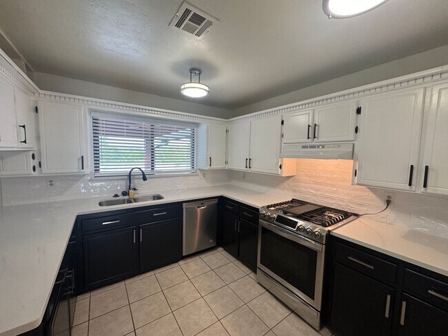 Building Photo - 200 off your move in before 10/15 ! Be Wow...
