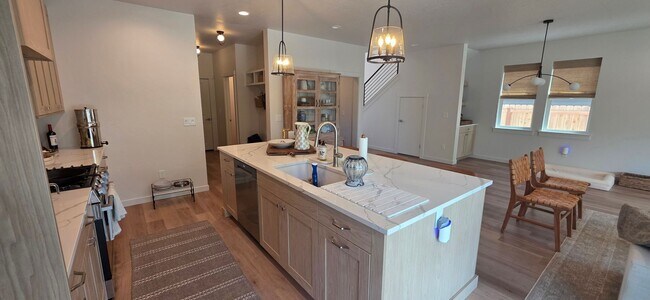 Building Photo - Stunning 3-bedroom + tech room, 2.5-bath home in NW Boise!