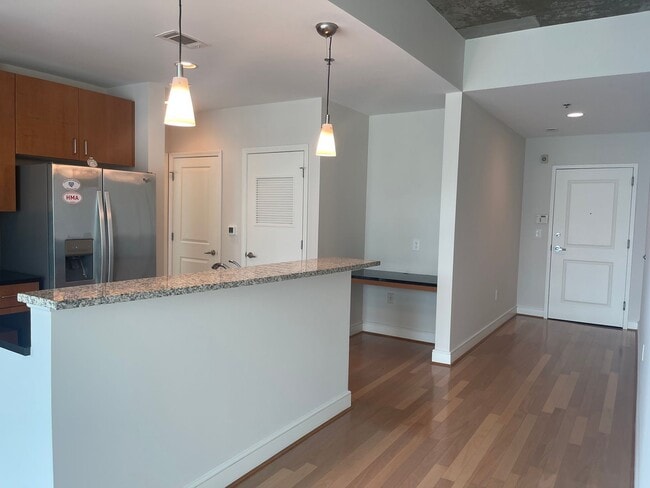 Building Photo - Gorgeous Condo @ Midtown Plaza 1B/1B In Am...