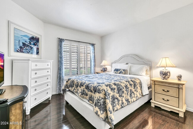 Building Photo - 8889 E Meadow Hill Dr