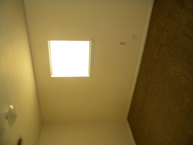 Building Photo - Spacious Home in City View!