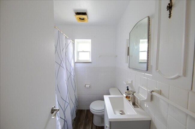 Building Photo - **Charming Family Home in Top-Rated School...