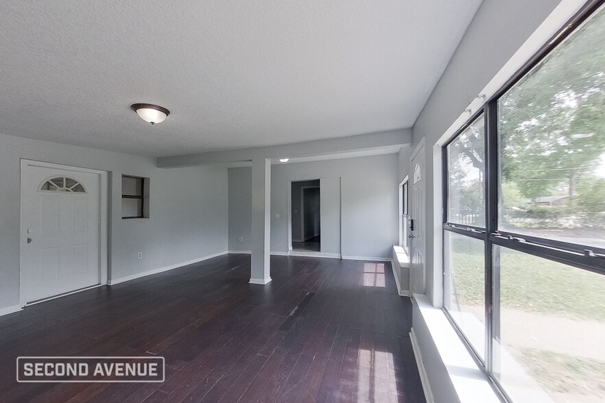 Building Photo - 7029 Fontainebleau Crescent