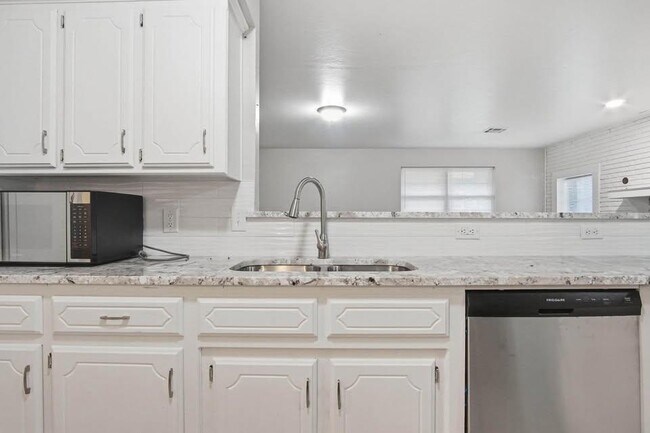 Building Photo - 3717 N Eagle Ln