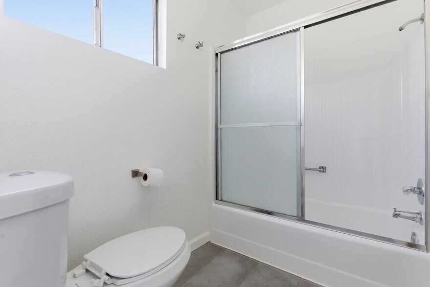 Building Photo - 1083 1/2 W Kensington Rd