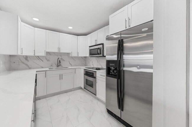 Building Photo - 1502 S Lakeside Dr