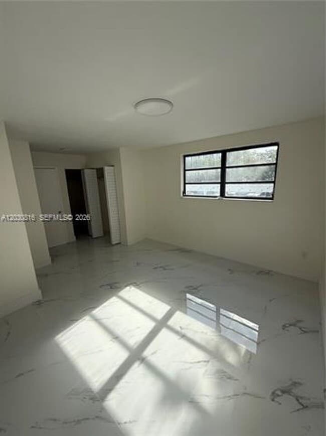 Building Photo - 1673 Bay Rd