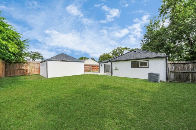 Building Photo - 6249 Locke Ln