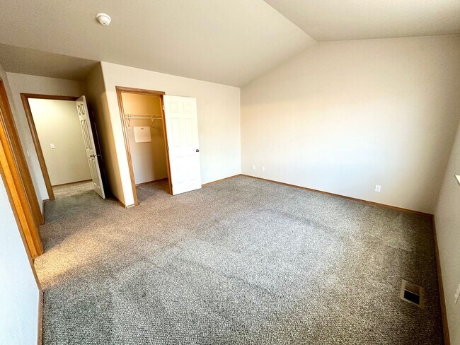 Building Photo - 4 Bed 2 Bath Home with Garage and Yard