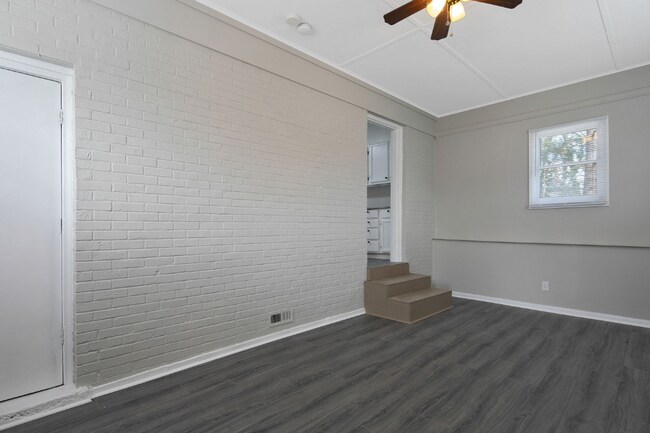 Building Photo - 7252 Ainsley St