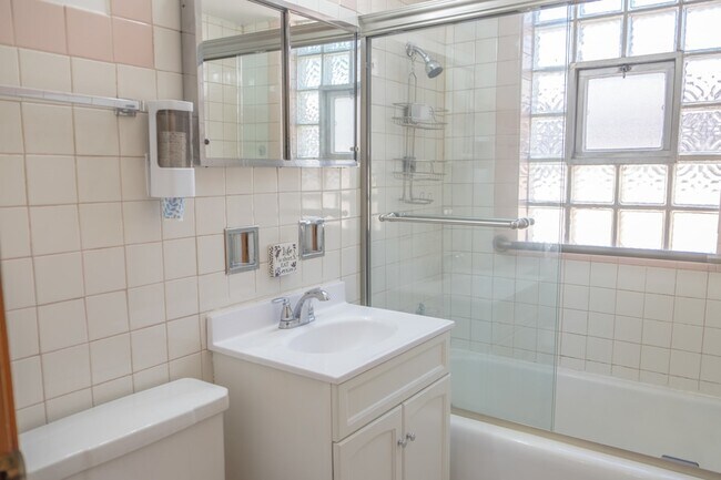 Building Photo - 5520 S Pulaski Rd