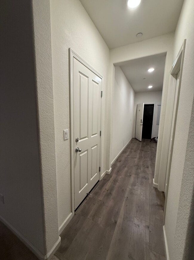 Building Photo - Half month Off!  Nice home with a huge back yard