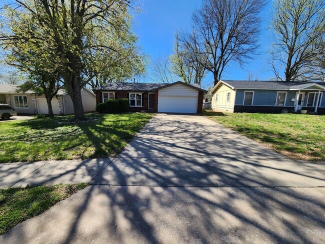 Building Photo - Spacious 3-Bedroom, 1.5-Bathroom Home AVAI...