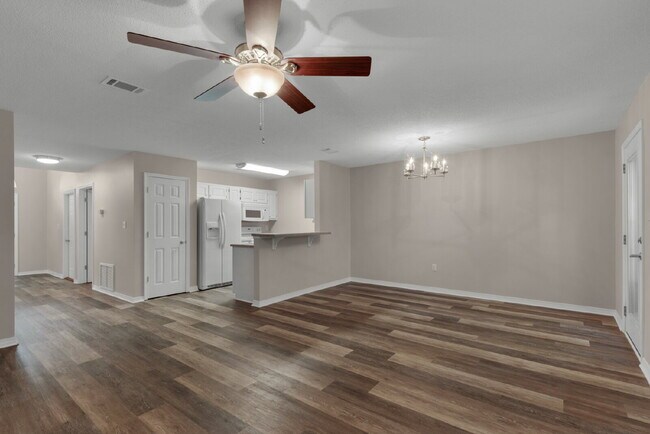 Building Photo - "Charming 2-Bed Townhouse Retreat with 2.5 Baths on Tooke Street!"