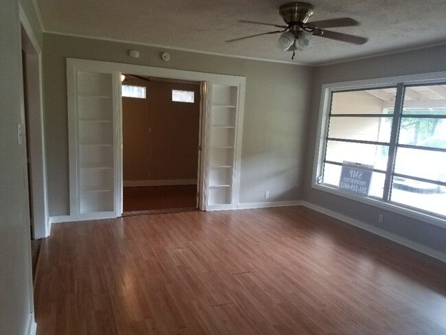 Building Photo - $1300 4 bed 2 bath For rent