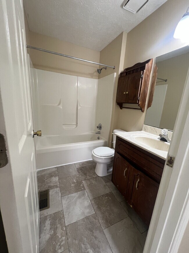 Building Photo - 3413 Clearwater Dr