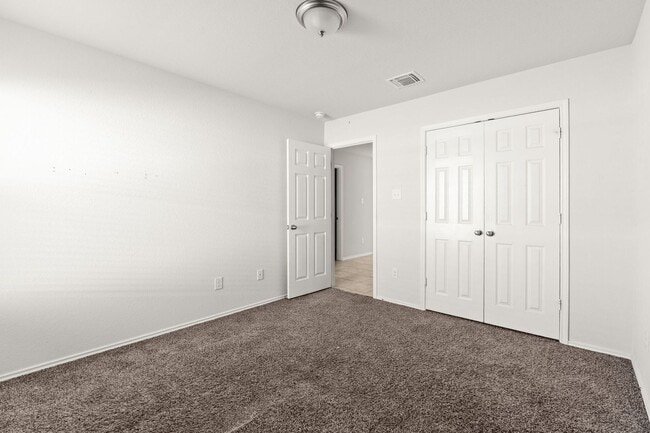 Building Photo - Beautiful 4bed/2 bath