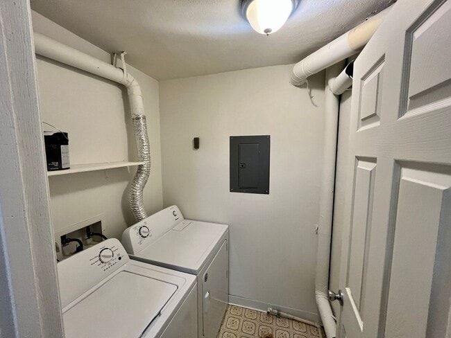Building Photo - $500 Move in Special - 2nd Floor 1bed/1bath with Laundry and Parking!