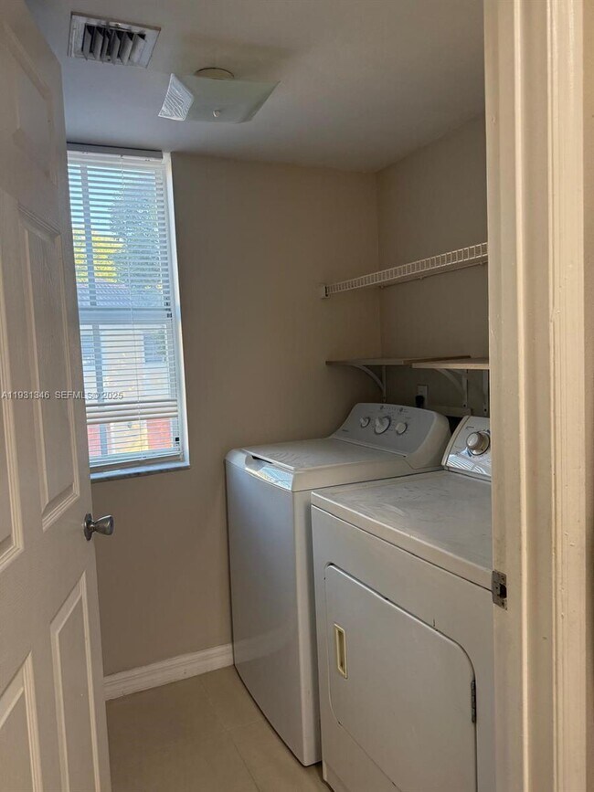 Building Photo - 2494 Centergate Dr