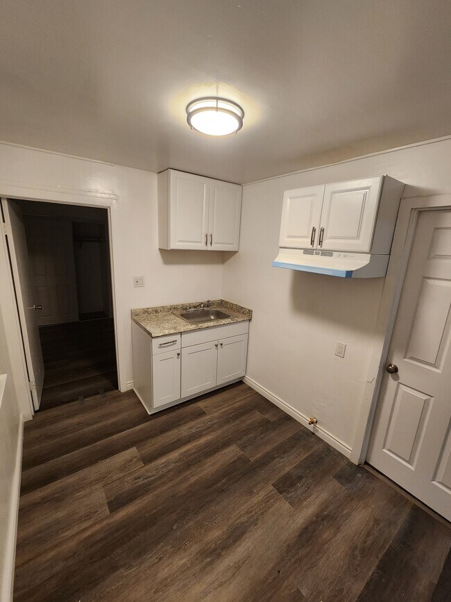 Building Photo - 137 E R St