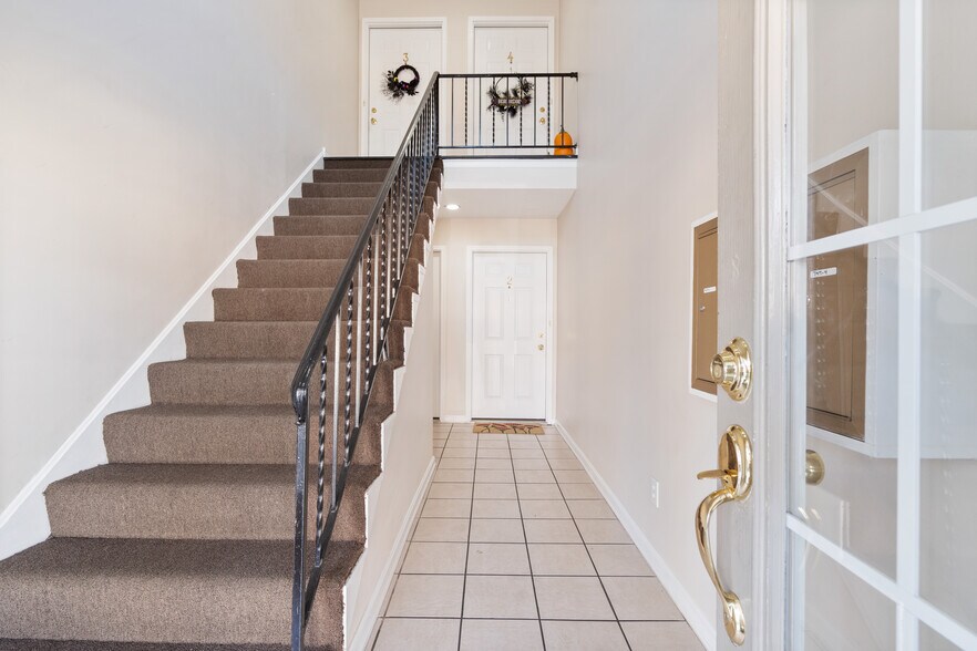 Interior Hallway - 747 N Hite Ave