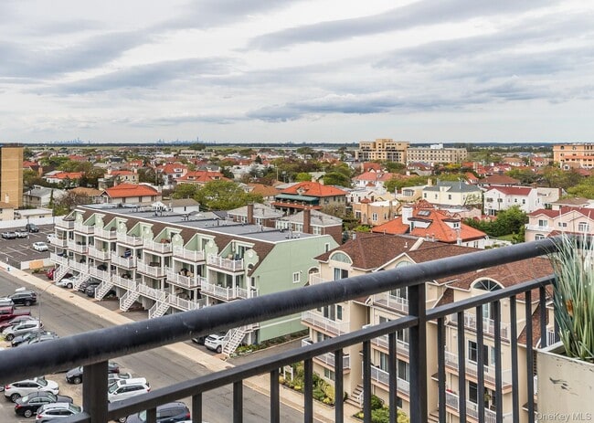 Building Photo - 100 W Broadway