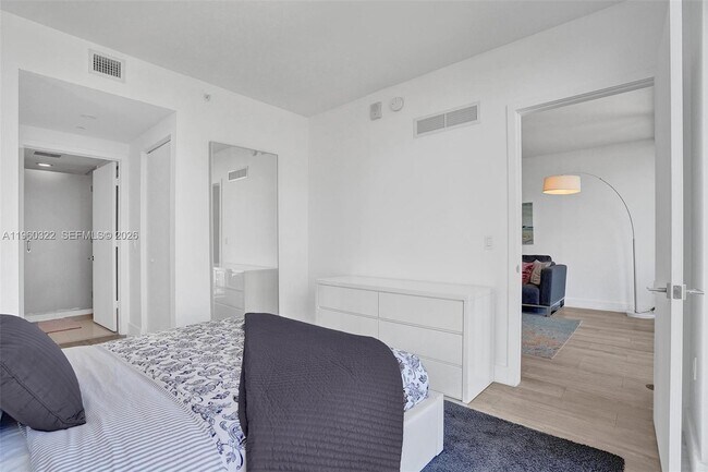 Building Photo - 121 NE 34th St