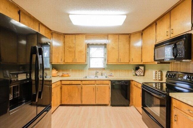 Building Photo - Cute & Convenient Home in Mission!
